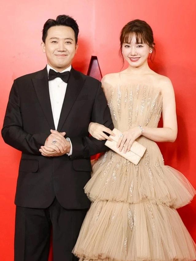 WeChoice Awardsのレッドカーペットに立つトラン・タンさんと妻 - 写真: Wechoice Awards