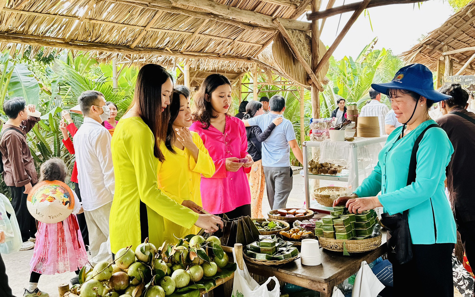 Chợ quê Bến Nhứt ở Kiên Giang nhộn nhịp du khách đến chơi ngày cận Tết - Ảnh 9.