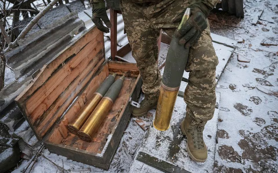 Nga không kích nhiều khu vực của Ukraine trong đêm- Ảnh 3. Ukraine phát hiện gian lận trong mua bán vũ khí