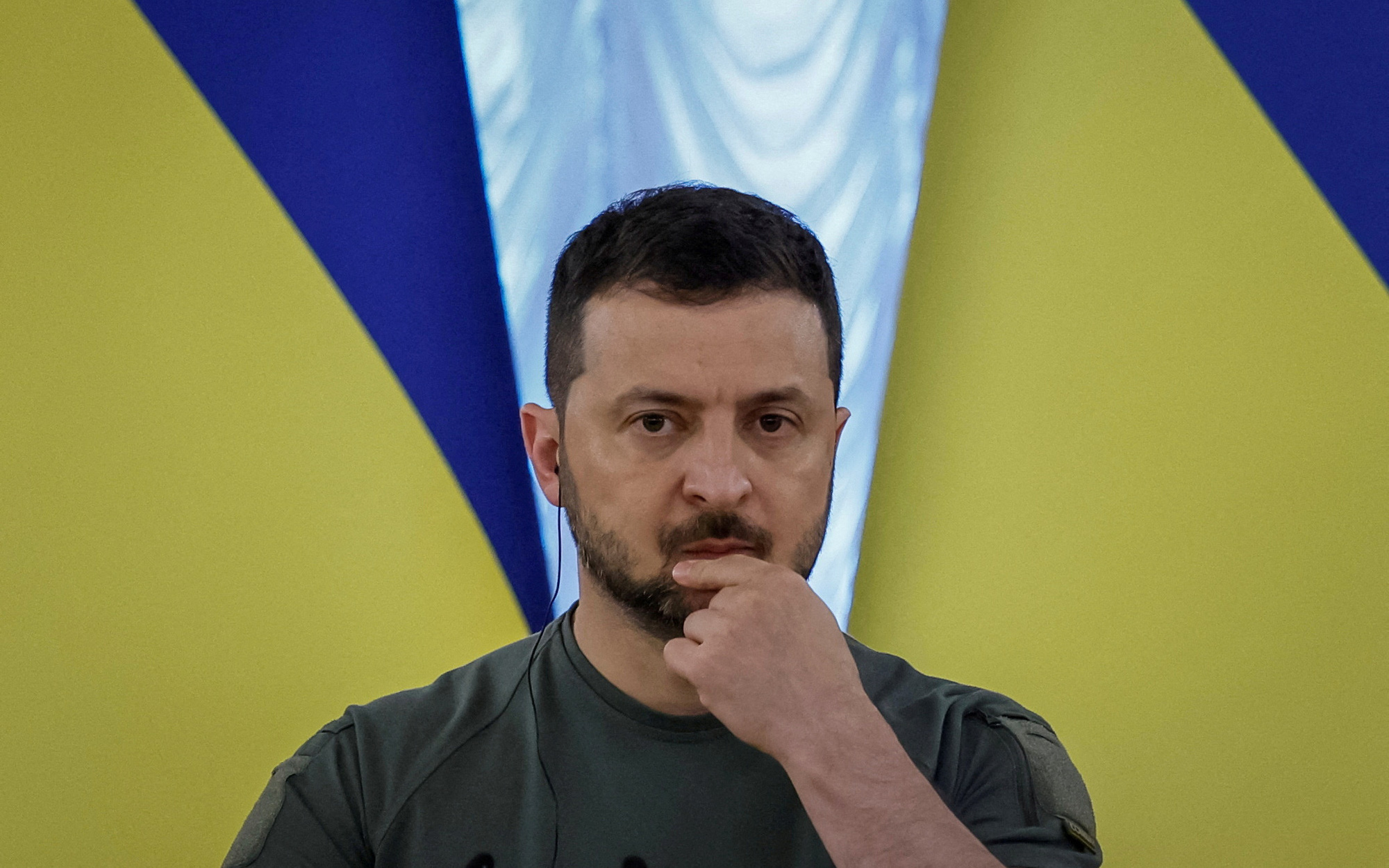 Bộ trưởng Bộ Nông nghiệp Ukraine bị tình nghi thâu tóm đất nhà nước trái phép- Ảnh 3. Tổng thống Ukraine Zelensky nêu gương công khai thu nhập, nỗ lực chống tham nhũng