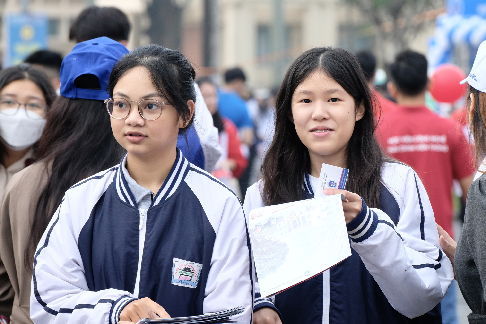 Phổ điểm thi đánh giá tư duy đợt 2 của Đại học Bách khoa Hà Nội tăng- Ảnh 1. Tại chương trình tư vấn tuyển sinh - hướng nghiệp năm 2024 do báo Tuổi Trẻ phối hợp với các đơn vị tổ chức, nhiều thí sinh quan tâm đến các kỳ thi đánh giá năng lực, đánh giá tư duy - Ảnh: NGUYÊN BẢO