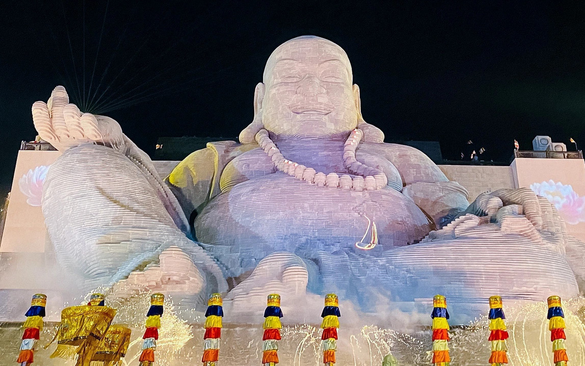 Hàng ngàn người đổ về núi Bà Đen du xuân: Trải bạt nghỉ đêm, chờ lên núi cầu phúc - Ảnh 2.