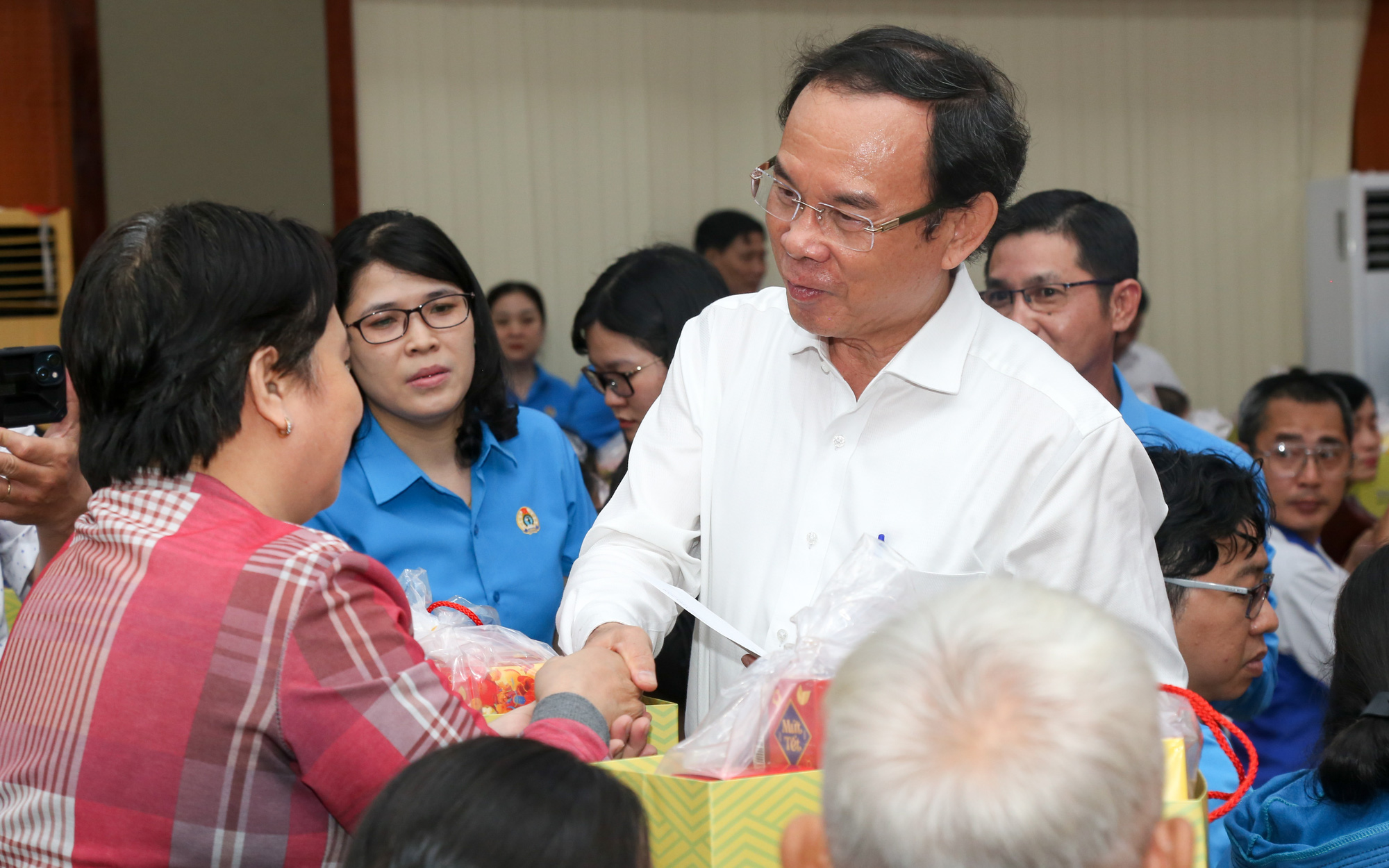 Phó bí thư Nguyễn Phước Lộc tuyên dương bí thư khu phố tiêu biểu- Ảnh 5. Bí thư Nguyễn Văn Nên chúc Tết, tặng quà hộ nghèo tỉnh Đồng Nai