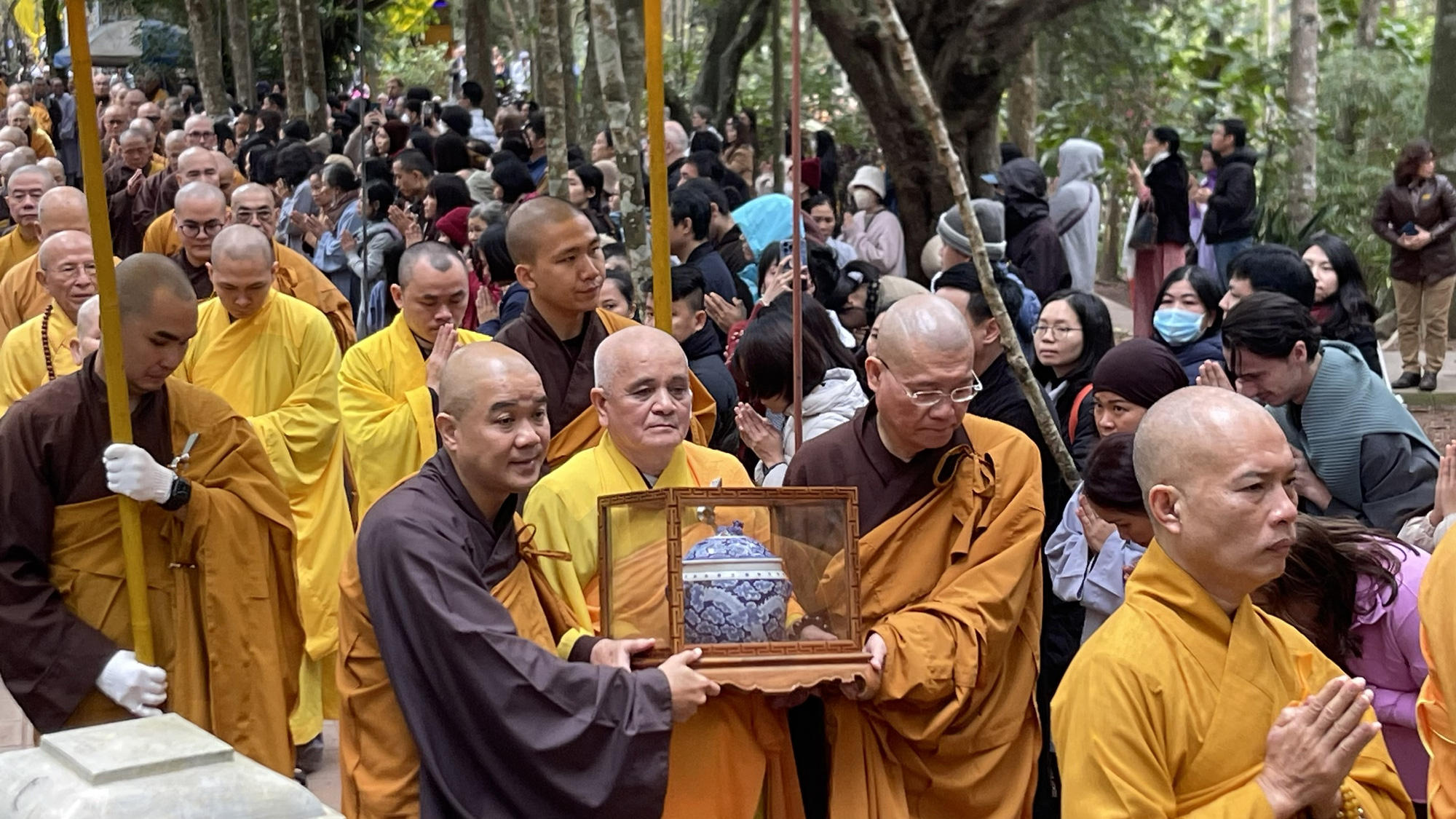 Hàng ngàn tăng ni, Phật tử dự lễ rước xá lợi thiền sư Thích Nhất Hạnh- Ảnh 1. Đoàn cao tăng rước xá lợi của thiền sư Thích Nhất Hạnh - Ảnh: BẢO PHÚ