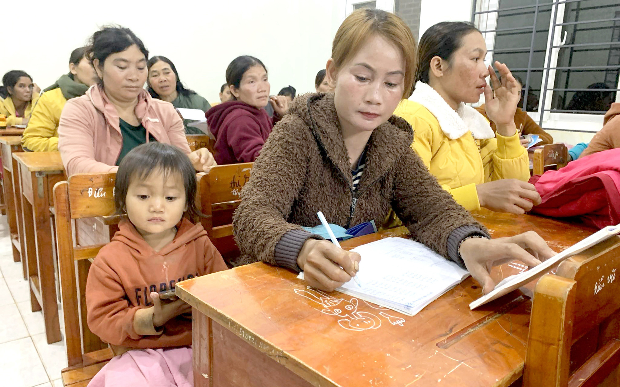 Lớp học tình thương 30 năm gieo chữ cho trẻ nghèo khó- Ảnh 4. Thầm lặng gieo chữ, đi học mỗi đêm ở vùng sâu