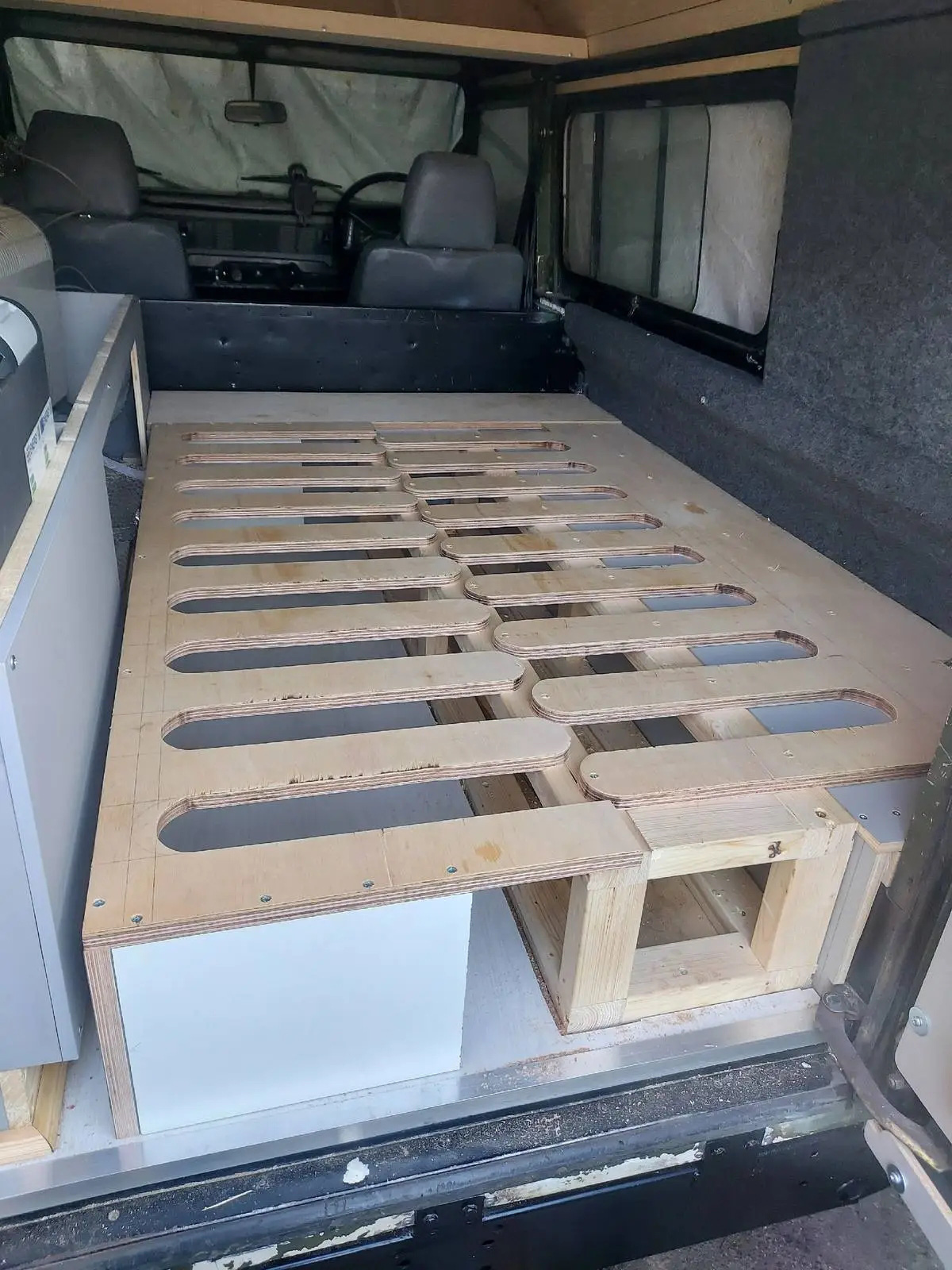 Land Rover Defender cũ thành nhà di động: Ấm cúng cho người thu nhập thấp- Ảnh 4. Land Rover Defender cũ thành nhà di động: Ấm cúng cho người thu nhập thấp- Ảnh 4.