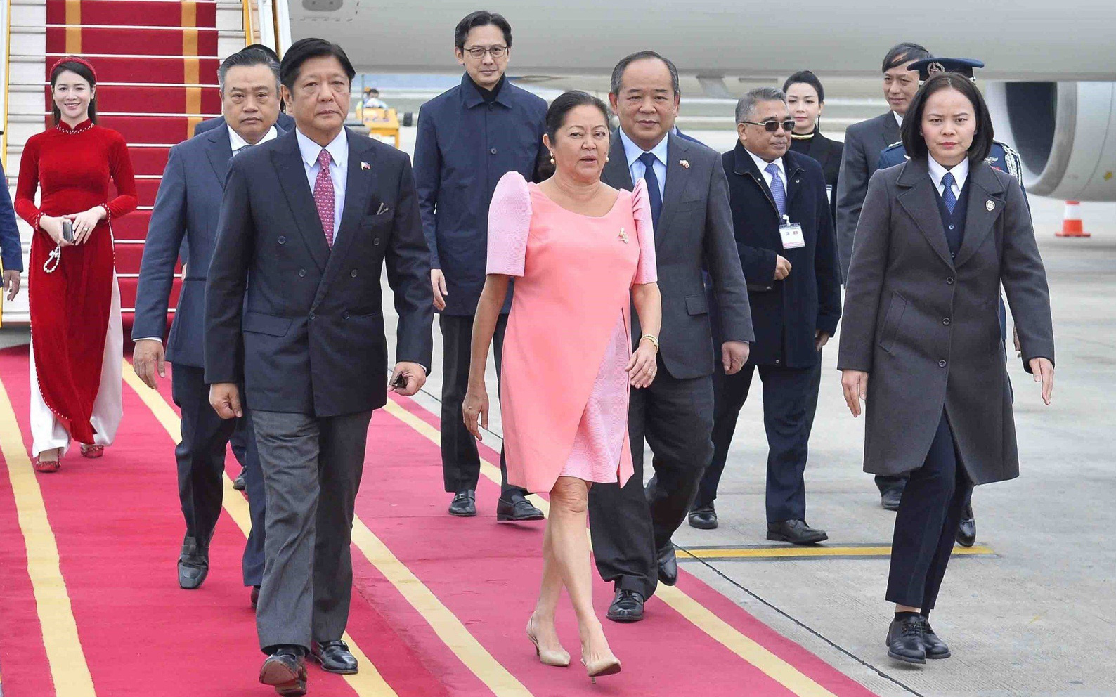 Việt Nam bắn 21 phát đại bác trong lễ đón Tổng thống Philippines Ferdinand Marcos Jr- Ảnh 7. Chào đón Tổng thống Philippines Ferdinand Marcos Jr và phu nhân thăm Việt Nam