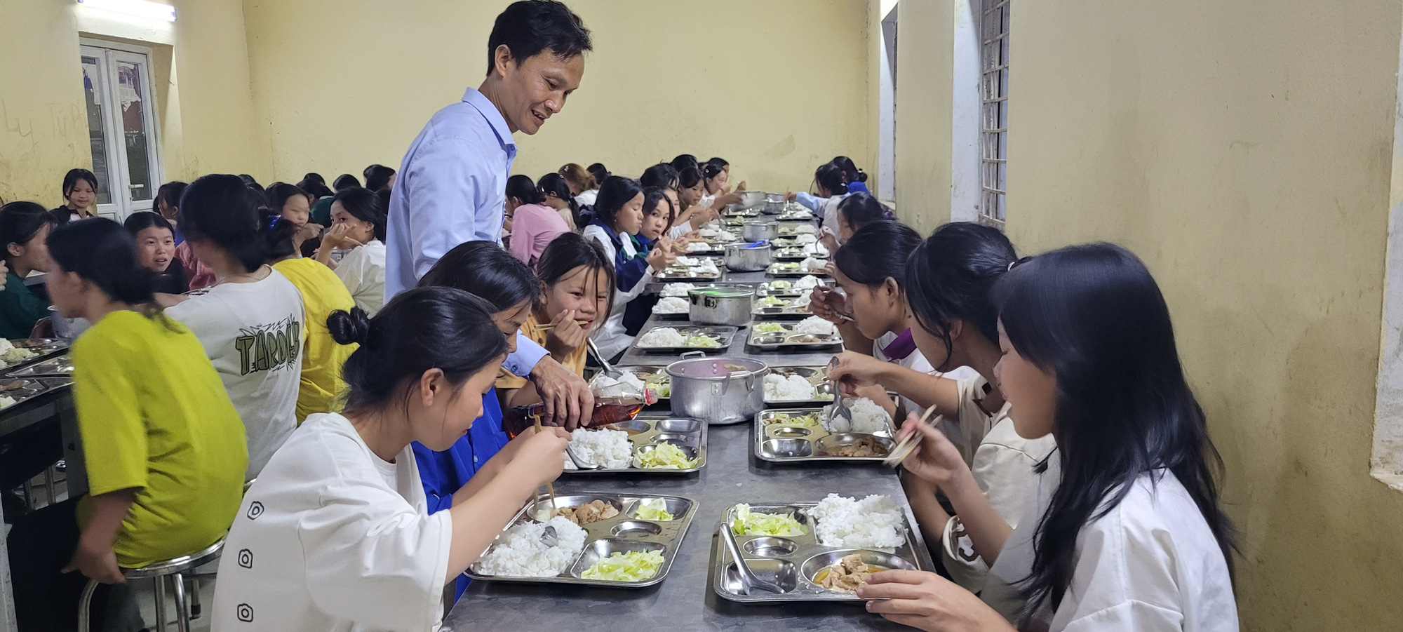 Bữa ăn bán trú 12.000 đồng của học sinh vùng cao Mường Lát có gì?- Ảnh 1. Hằng ngày, thầy giáo trong ban giám hiệu Trường phổ thông dân tộc bán trú THCS Trung Lý, huyện Mường Lát (Thanh Hóa) luôn quan tâm đến bữa cơm bán trú của học sinh - Ảnh: HÀ ĐỒNG