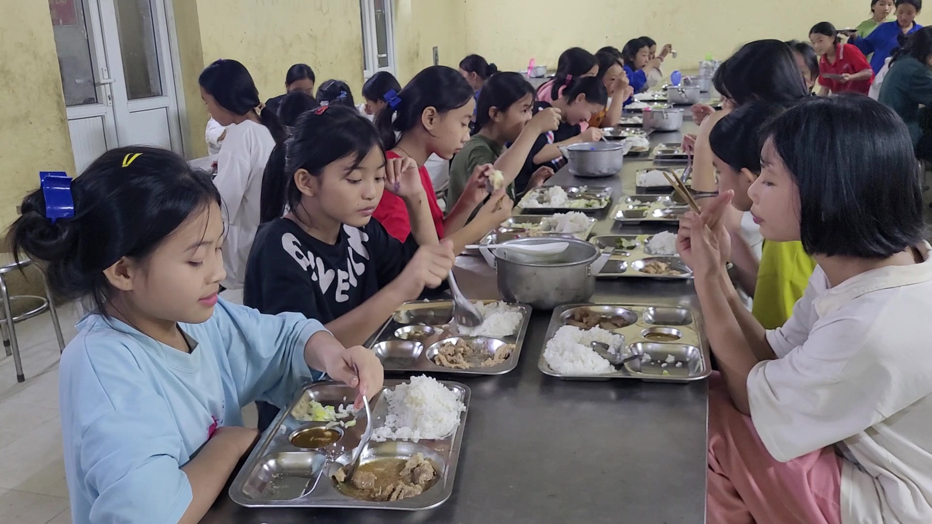 Bữa ăn bán trú 12.000 đồng của học sinh vùng cao Mường Lát có gì?- Ảnh 3. Các em học sinh Trường phổ thông dân tộc bán trú THCS Trung Lý, huyện Mường Lát ăn bữa cơm tối ngon miệng - Ảnh: HÀ ĐỒNG