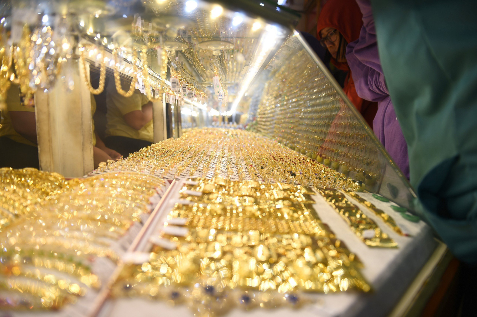 So với giá vàng thế giới quy đổi, giá vàng miếng SJC đang cao hơn 14,98 triệu đồng/lượng - Ảnh: TỰ TRUNG