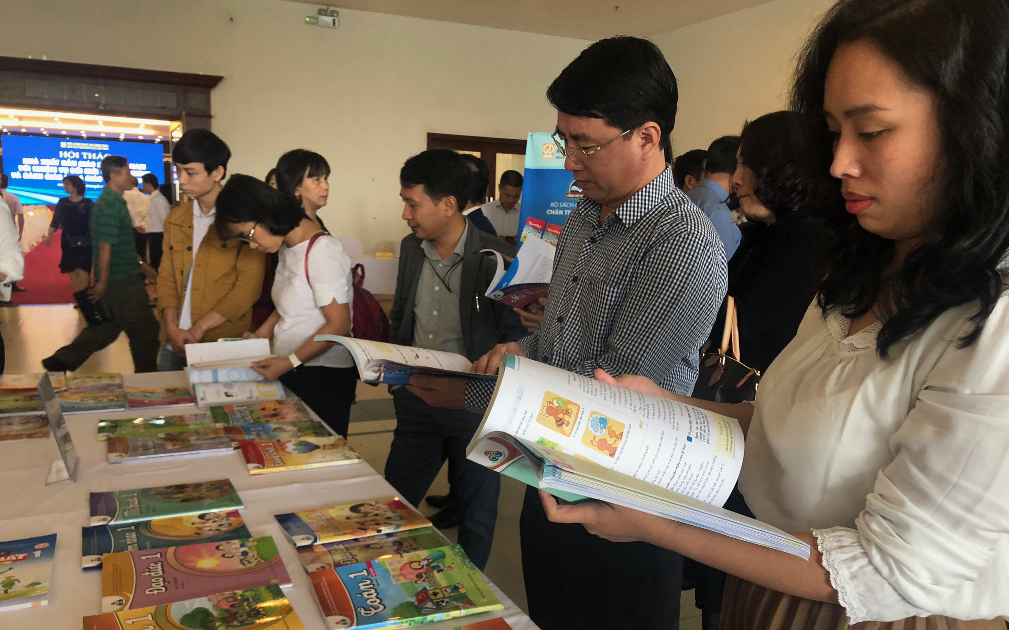 Trường có quyền chọn sách giáo khoa: Quy định đúng đắn- Ảnh 5. Người tham gia biên soạn không được vào hội đồng chọn sách giáo khoa