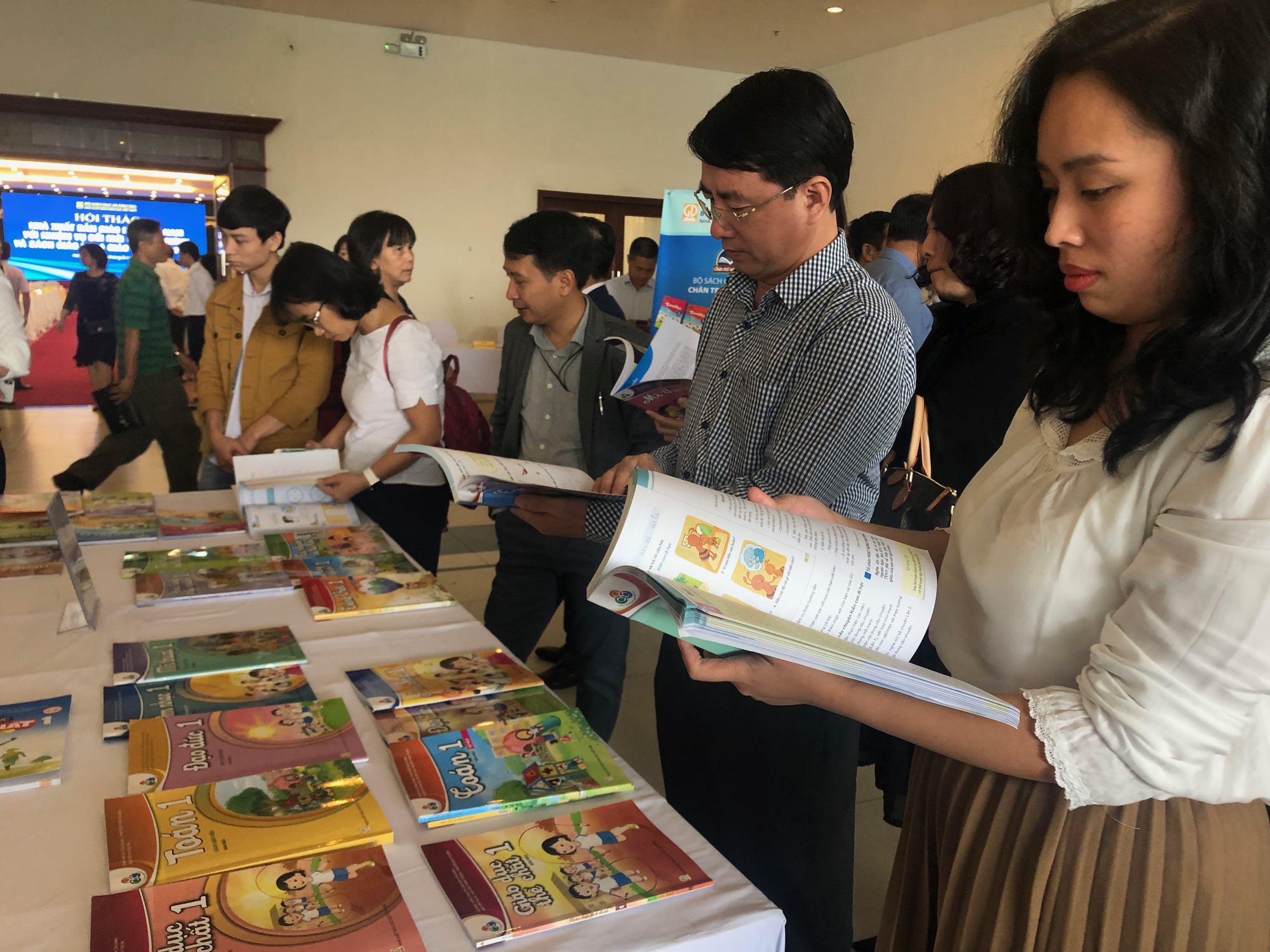 Người tham gia biên soạn không được vào hội đồng chọn sách giáo khoa- Ảnh 1. Xem trưng bày sách giáo khoa mẫu theo chương trình giáo dục phổ thông 2018 - Ảnh: VĨNH HÀ
