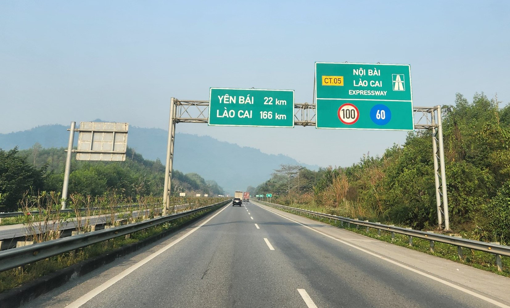 Cao tốc Nội Bài - Lào Cai dài 254km, trong đó gần 83km có 2 làn xe, tốc độ 80km/h, còn lại là 4 làn xe tốc độ 100km/h - Ảnh: TUẤN PHÙNG