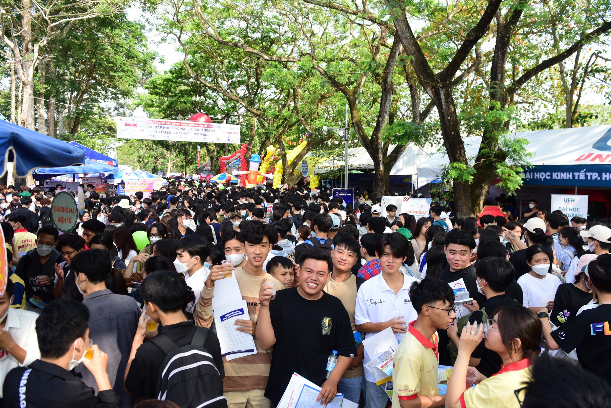 Đông đảo học sinh, phụ huynh tham dự Ngày hội tư vấn tuyển sinh - hướng nghiệp năm 2023 tại Trường đại học Bách khoa, Đại học Quốc gia TP.HCM - Ảnh: DUYÊN PHAN Đông đảo học sinh, phụ huynh tham dự Ngày hội tư vấn tuyển sinh - hướng nghiệp năm 2023 tại Trường đại học Bách khoa, Đại học Quốc gia TP.HCM - Ảnh: DUYÊN PHAN