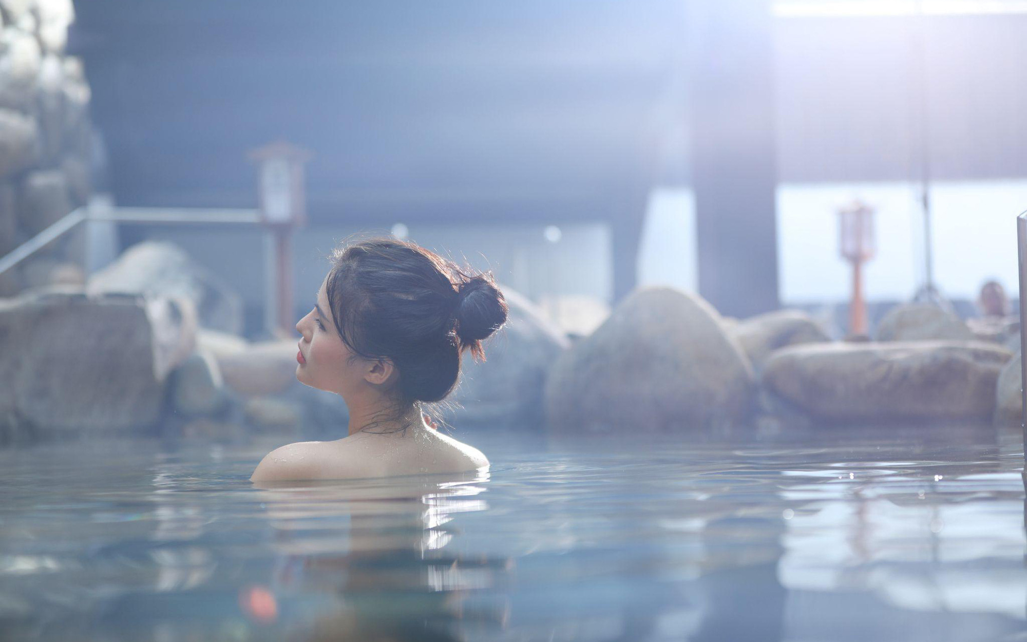 Không khí lạnh đang tràn xuống, giữa tuần miền Bắc chuyển rét- Ảnh 2. Miền Bắc đón không khí lạnh - thời điểm lý tưởng tắm khoáng nóng