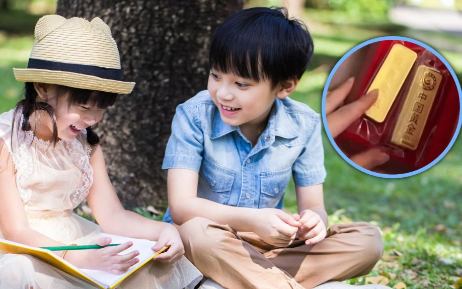 Bé trai mang 2 thỏi vàng tặng 