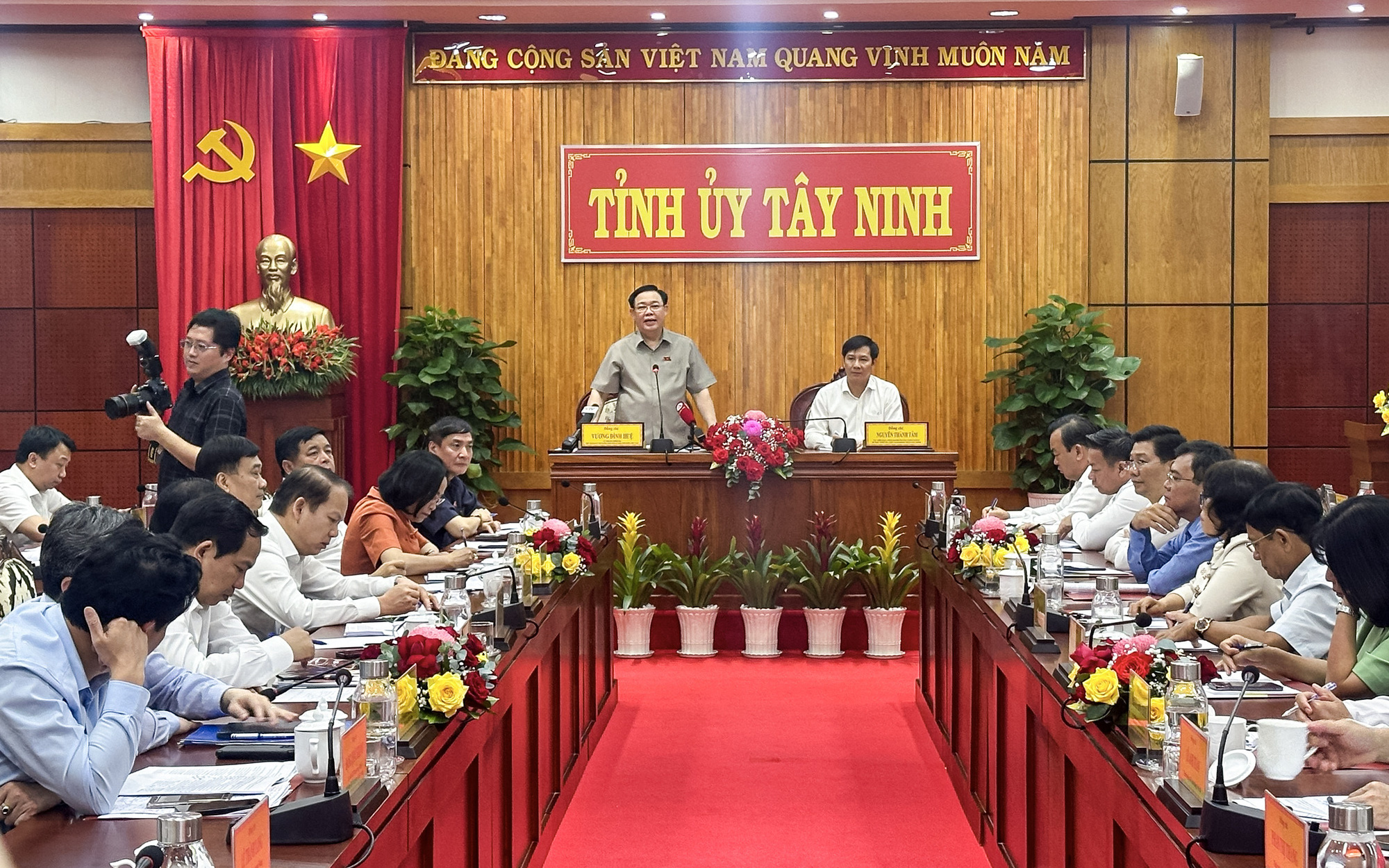 Chủ tịch Quốc hội và Trưởng Ban Nội chính Trung ương trao 7 giải A báo chí Diên Hồng- Ảnh 4. Chủ tịch Quốc hội Vương Đình Huệ thăm và làm việc tại tỉnh Tây Ninh