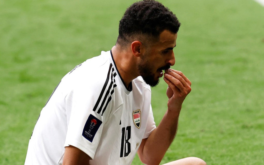 AFC giải thích lý do tiền đạo Iraq Aymen Hussein nhận thẻ đỏ- Ảnh 2. Món ăn Mansaf của Jordan bỗng nổi tiếng nhờ... màn 'ăn cỏ' của Ayman Hussein