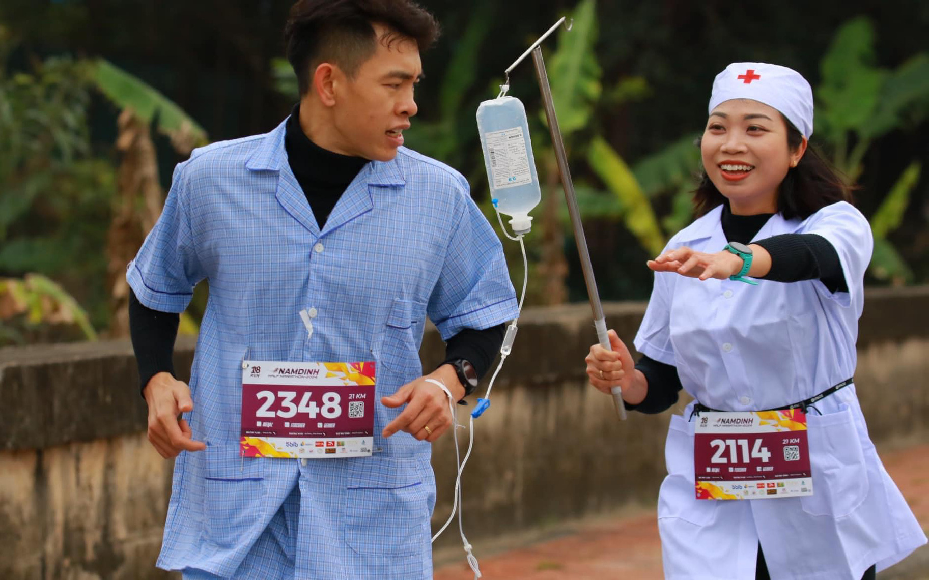 Ảnh vui 30-1: Anh trai mê marathon khiến y tá đuổi theo "mệt xỉu"