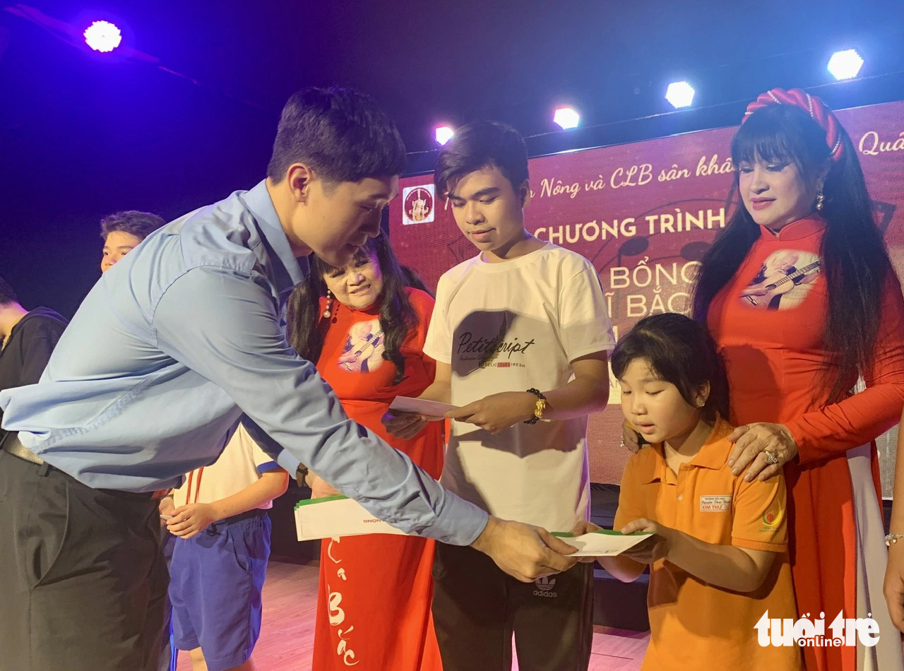 Những phần học bổng được trao kịp thời tạo thêm động lực học tập cho các em - Ảnh: HOÀI PHƯƠNG