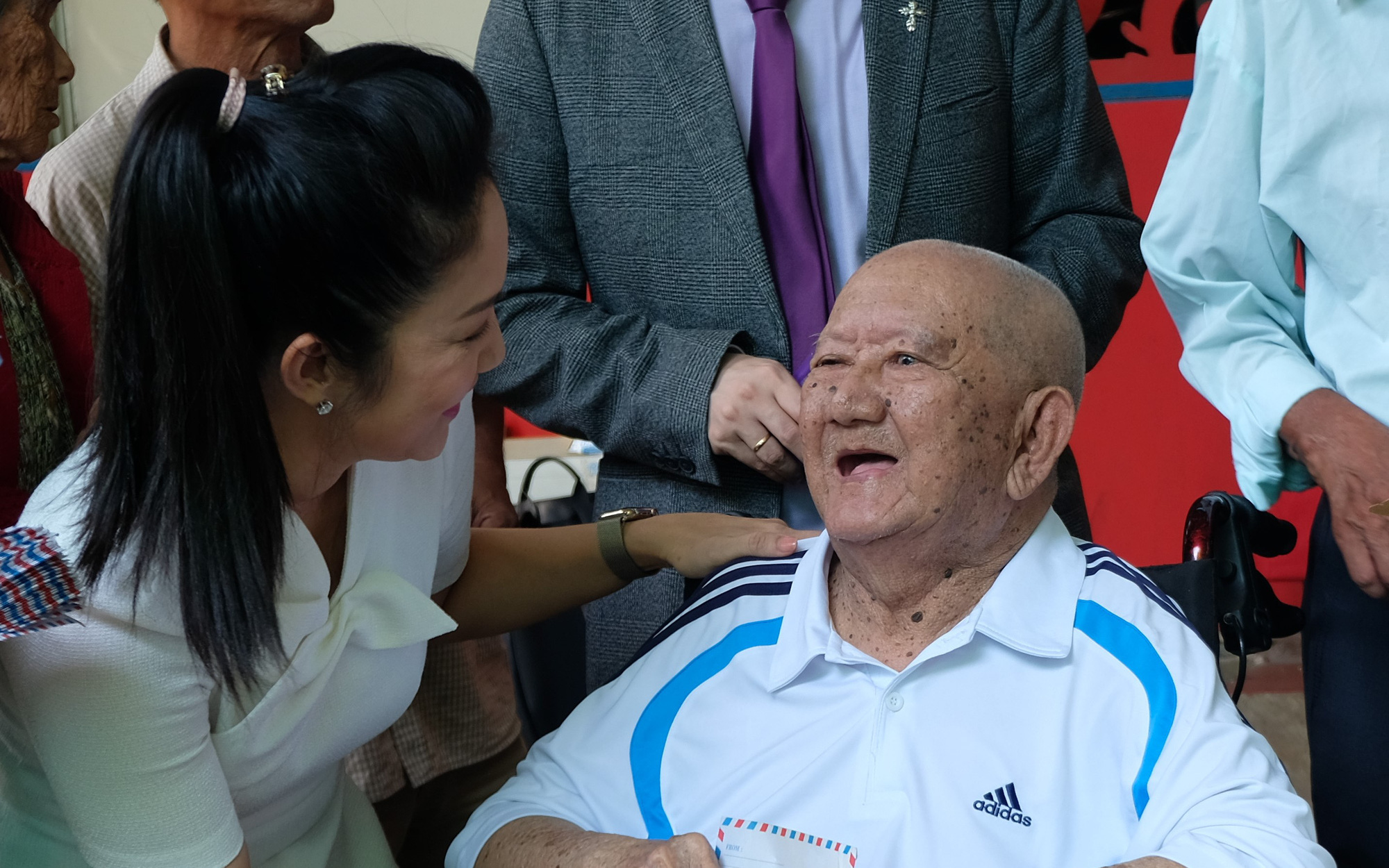 Văn Ruy, Nhật Cường thăm hỏi Mạc Can- Ảnh 3. Mạc Can móm mém cười: Hồi nào giờ tui ở thuê, giờ có nhà rồi!