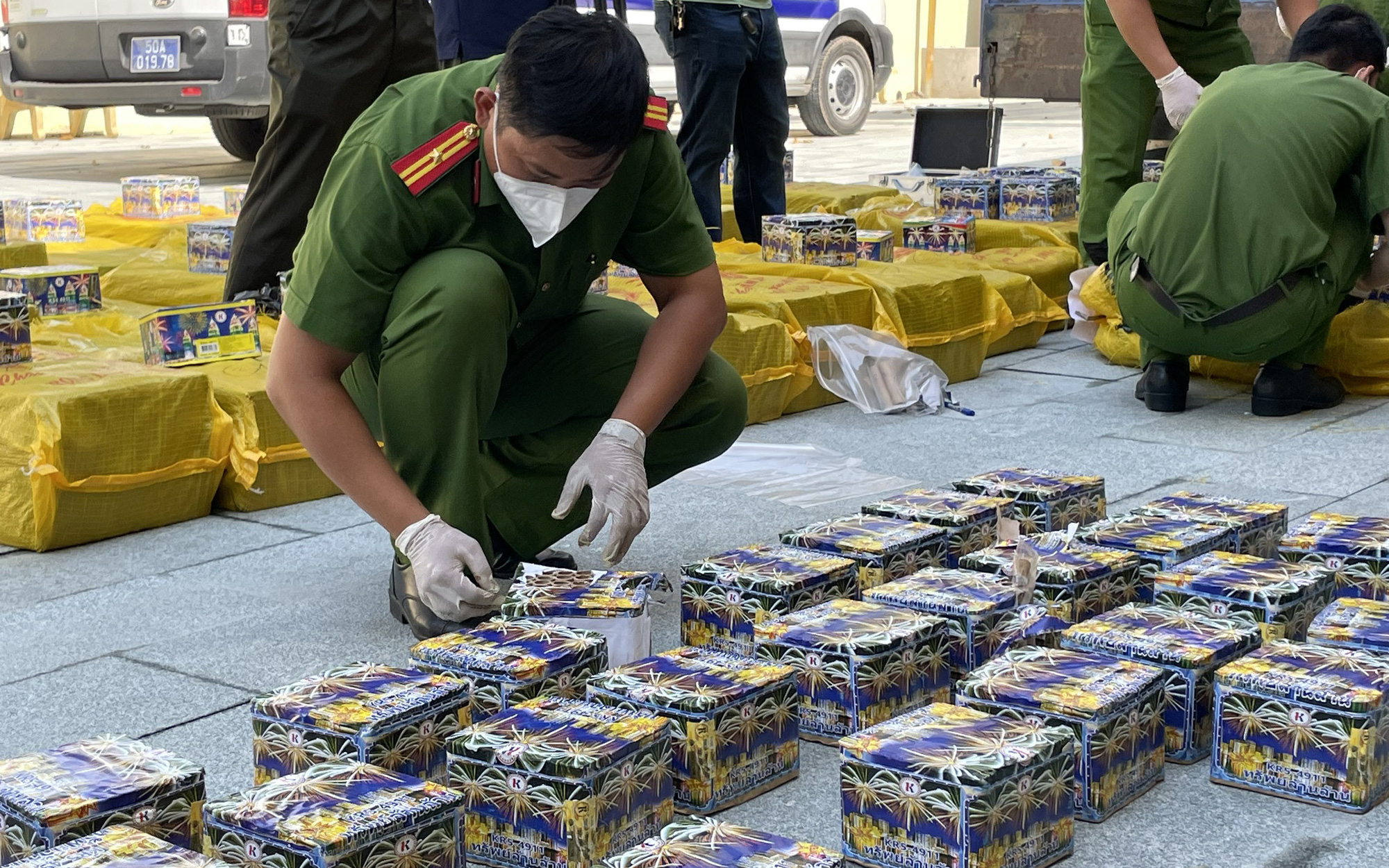Bé trai 12 tuổi bị giập nát tay chân, vỡ ruột non vì chơi pháo nổ- Ảnh 2. Dùng xe tải chở gần 1 tấn pháo nổ đi tiêu thụ bị Công an TP.HCM bắt giữ