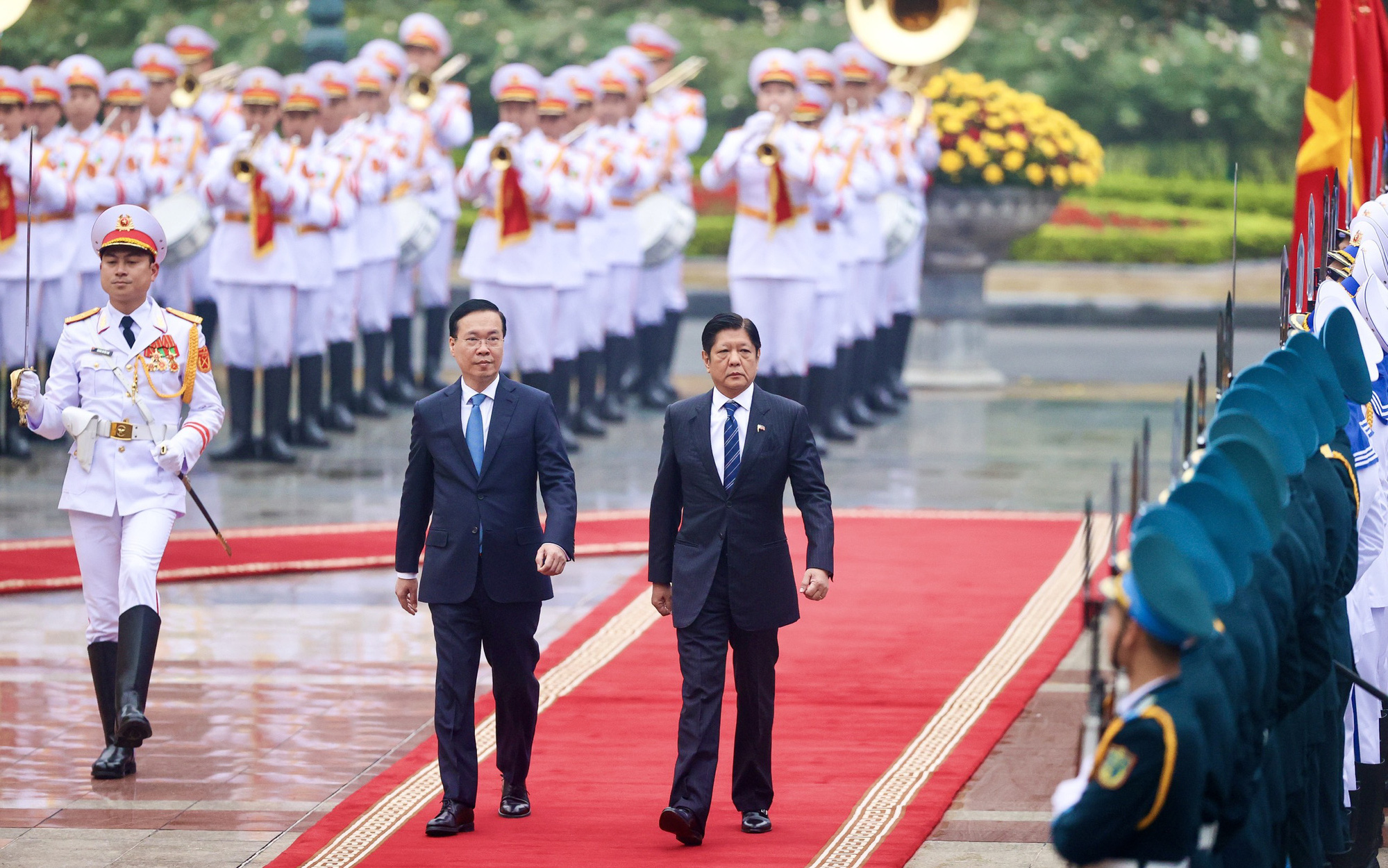 Phu nhân Chủ tịch nước và Phu nhân Tổng thống Philippines đi ngắm chợ hoa Tết lâu đời nhất Hà Nội- Ảnh 10. Việt Nam bắn 21 phát đại bác trong lễ đón Tổng thống Philippines Ferdinand Marcos Jr