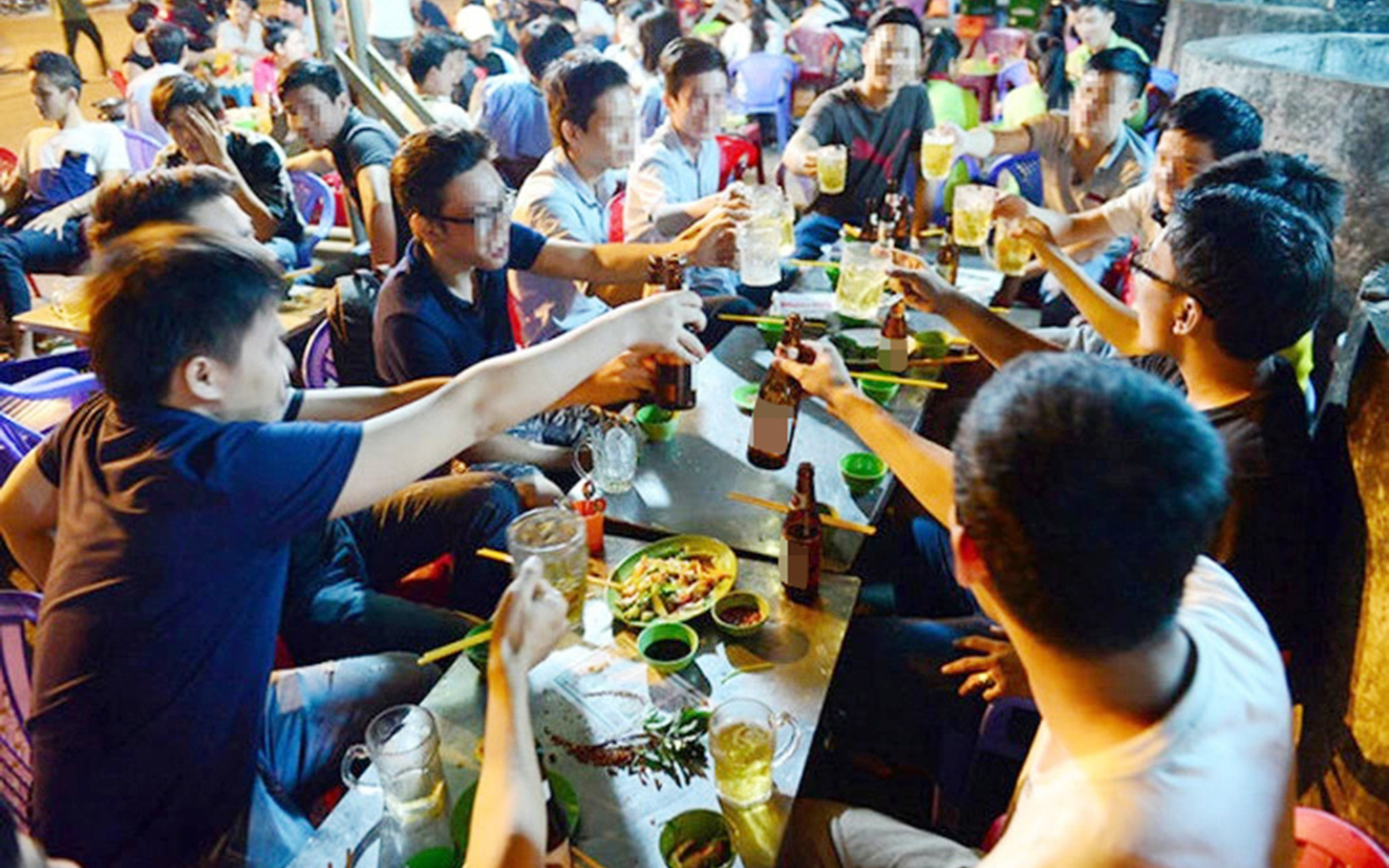 Người uống rượu bia mặt đỏ bừng, có nguy cơ mắc bệnh tim mạch?- Ảnh 3. Tết này bớt rượu bia, bớt cảnh săm soi cái ly rồi ép nhau