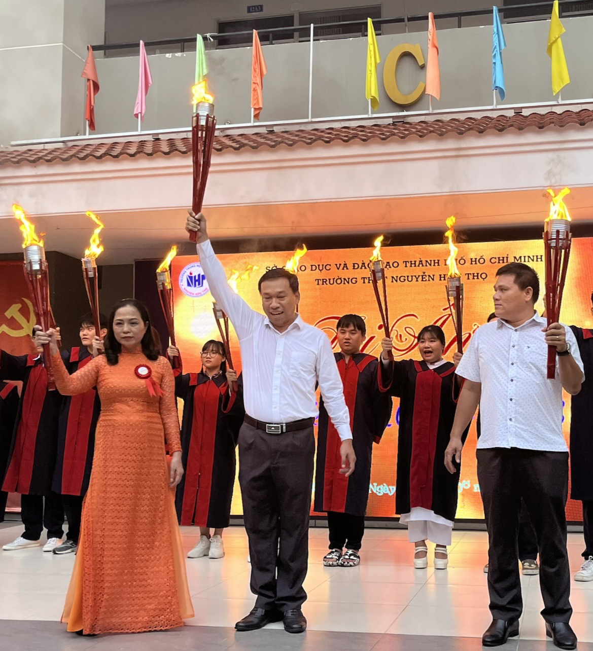 11 lời khuyên học sinh dịp Tết gây Thầy Đỗ Đình Đảo (giữa), hiệu trưởng Trường THPT Nguyễn Hữu Thọ, quận 4, TP.HCM, trong lễ tri ân và trưởng thành của học sinh khối 12 - Ảnh: MỸ DUNG