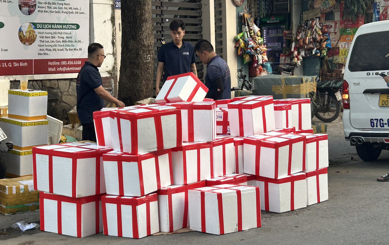 Một công ty logistics ở đường Hoàng Hoa Thám (quận Tân Bình, TP.HCM) tấp nập vận chuyển đơn hàng cuối năm đi các nơi cho đối tác - Ảnh: NHÃ KHANH Một công ty logistics ở đường Hoàng Hoa Thám (quận Tân Bình, TP.HCM) tấp nập vận chuyển đơn hàng cuối năm đi các nơi cho đối tác - Ảnh: NHÃ KHANH