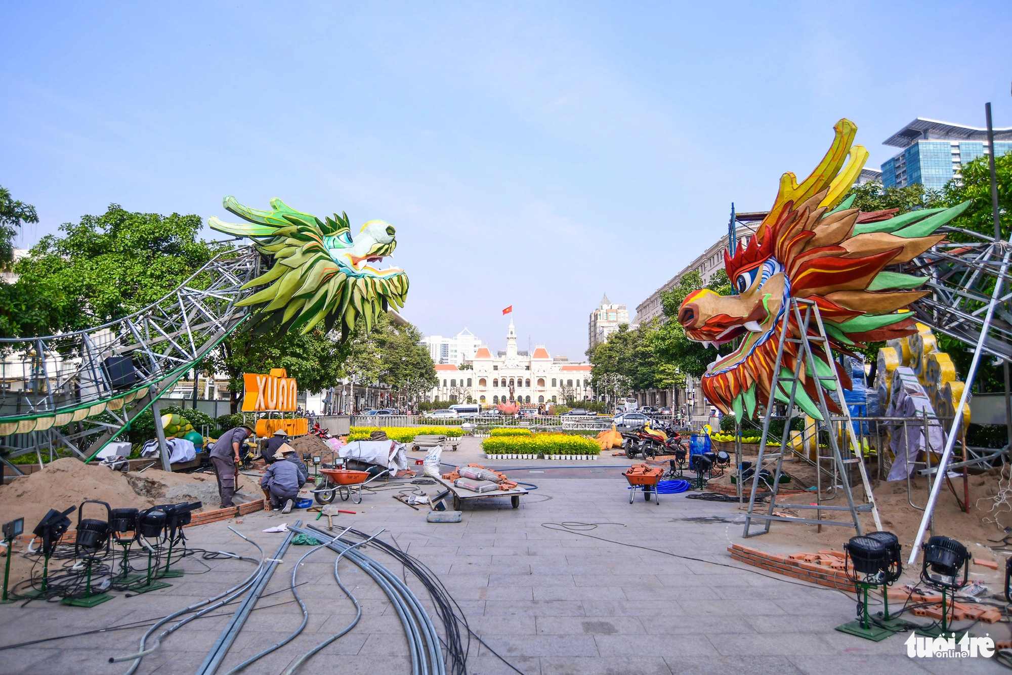 Sáng 31-1, hàng chục công nhân vẫn đang tất bật thi công đường hoa Nguyễn Huệ Tết Giáp Thìn để kịp tiến độ. Theo dự kiến, đường hoa sẽ đón sớm những vị khách Việt kiều đến chiêm ngưỡng trong những ngày tới.