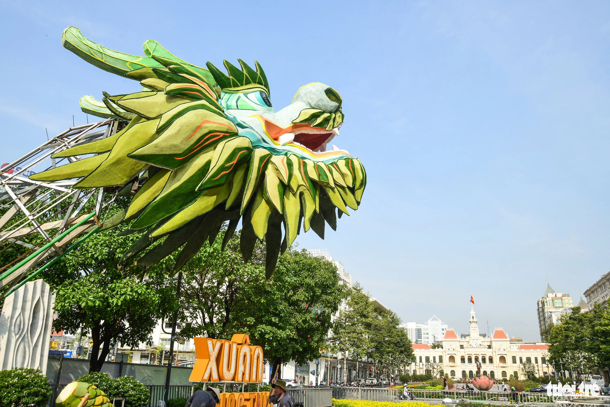 Các linh vật rồng được cấu tạo bằng thép tạo hình, với các mảnh nan ghép thân thiện môi trường.