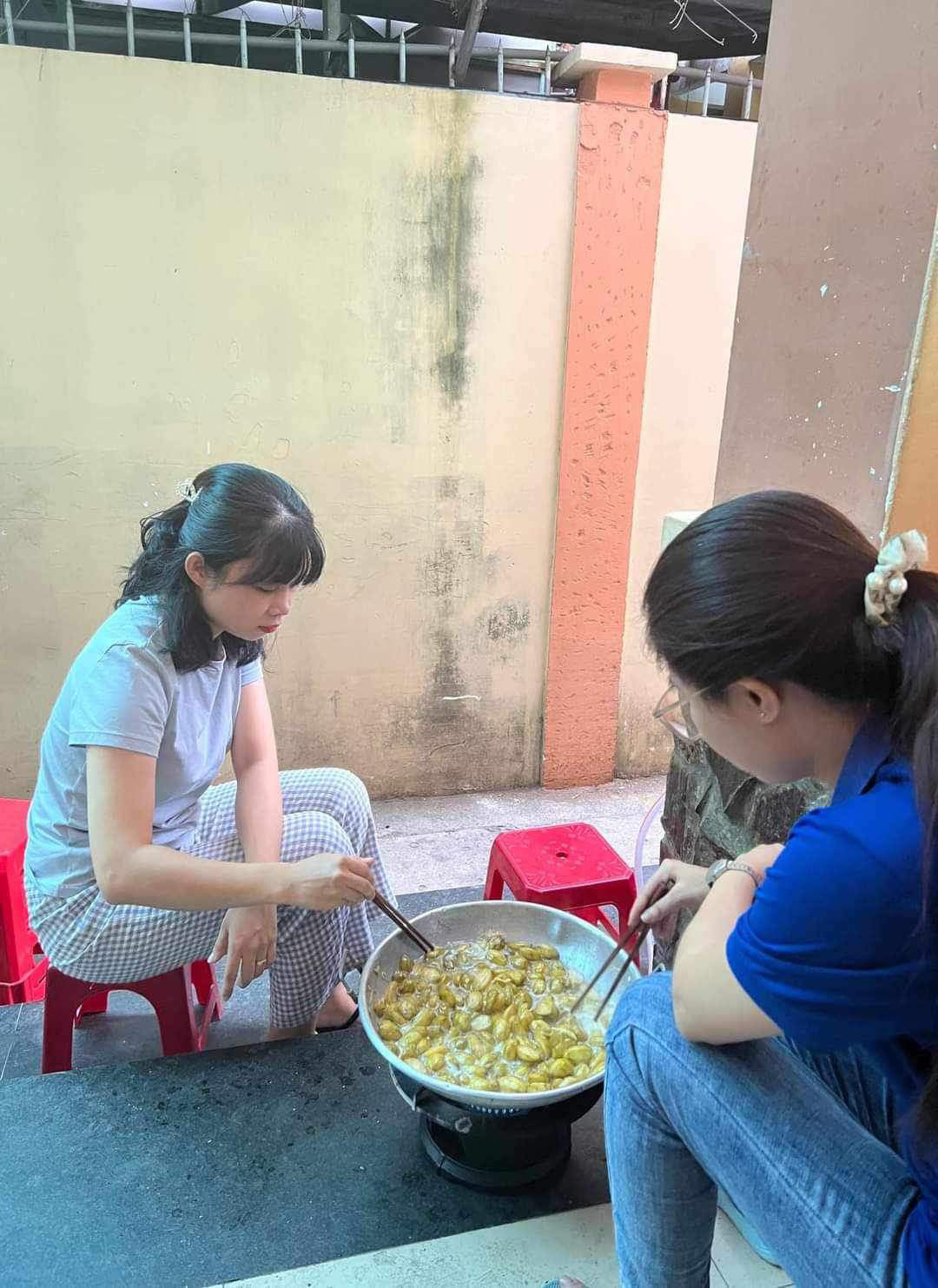 Thầy cô Trường THCS Đồng Đen tự tay làm bánh mứt cho hội Xuân- Ảnh 4.