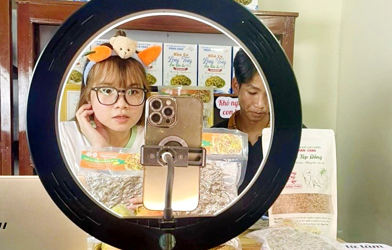 Livestream bán khô Tết tại cơ sở khô Phan Chao, huyện Tam Nông, tỉnh Đồng Tháp - Ảnh: ĐẶNG TUYẾT Livestream bán khô Tết tại cơ sở khô Phan Chao, huyện Tam Nông, tỉnh Đồng Tháp - Ảnh: ĐẶNG TUYẾT