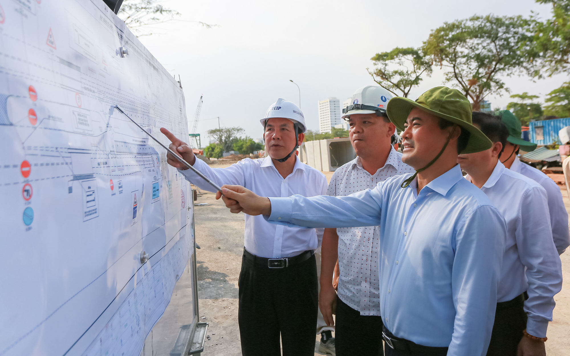 Dự án hầm chui Nguyễn Văn Linh - Nguyễn Hữu Thọ nhiều bất cập, thanh tra đề nghị xử lý- Ảnh 2. Phó chủ tịch Bùi Xuân Cường yêu cầu rút ngắn thời gian rào một bên hầm chui Nguyễn Văn Linh