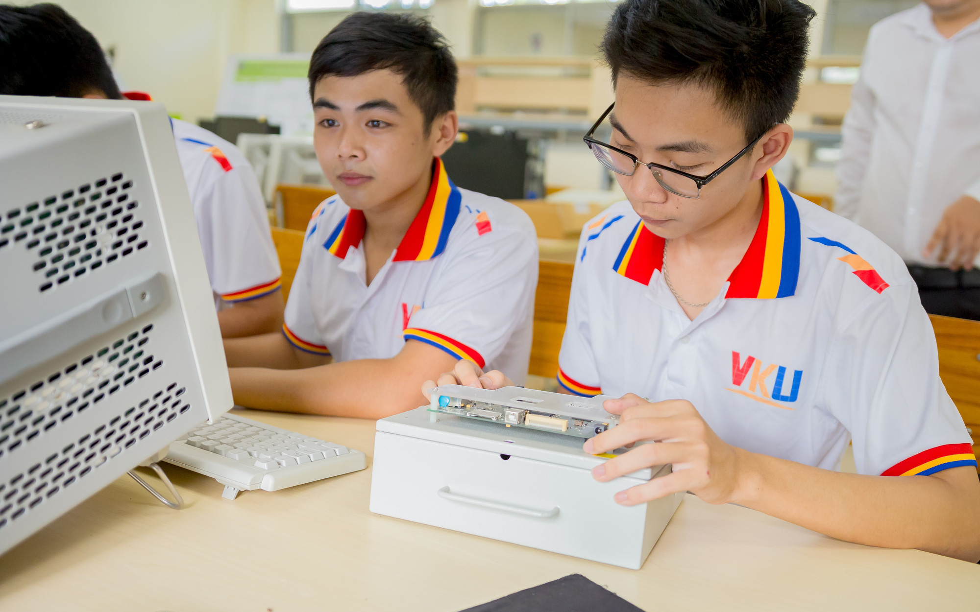 Tin tức sáng 23-1: Tai nạn giao thông ở TP.HCM giảm mọi mặt- Ảnh 4. Nhiều trường đại học lần đầu tuyển sinh ngành thiết kế vi mạch - bán dẫn