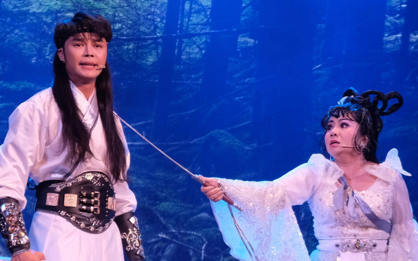 Kép đẹp cải lương Võ Minh Lâm cả gan vào vai cậu bé 7 tuổi- Ảnh 2. Tú Sương và Võ Minh Lâm từ má con tới tình nhân sân khấu