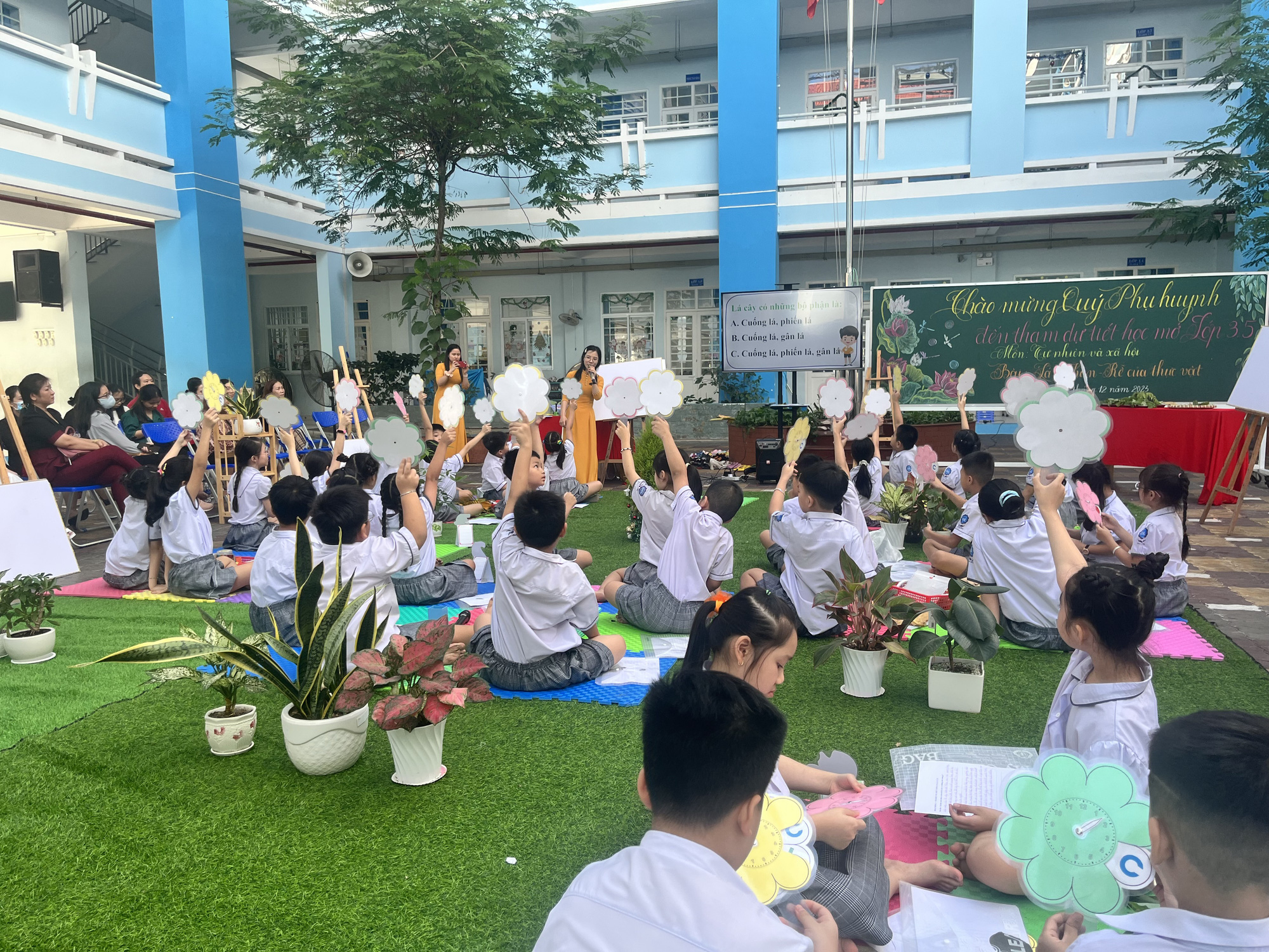Học trò lẫn phụ huynh 'mê' lớp học mở- Ảnh 1. Học sinh và phụ huynh lớp 3/5 trong tiết học mở tại Trường tiểu học Đinh Bộ Lĩnh, Q.7, TP.HCM - Ảnh: MỸ DUNG