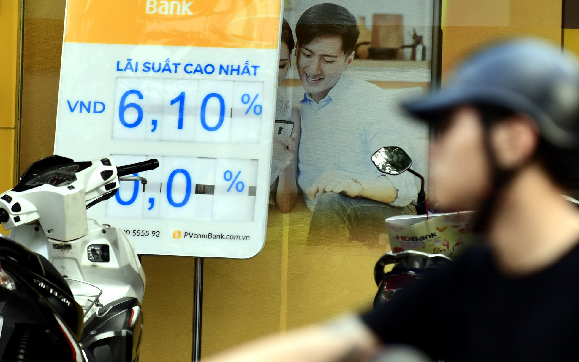 Giá vàng miếng SJC tăng lên 77 triệu đồng/lượng- Ảnh 2. Không chấp nhận giá vàng chênh quá cao, thêm 2 triệu tỉ đồng vào nền kinh tế