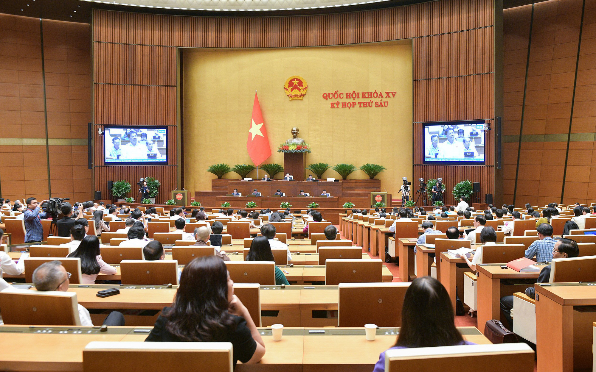 Ông Nguyễn Văn Thạnh, nguyên phó viện trưởng VKSND tỉnh An Giang thôi làm nhiệm vụ đại biểu Quốc hội- Ảnh 2. Chưa thông qua Luật Đất đai, Luật Các tổ chức tín dụng lọt 'top' 10 sự kiện của Quốc hội