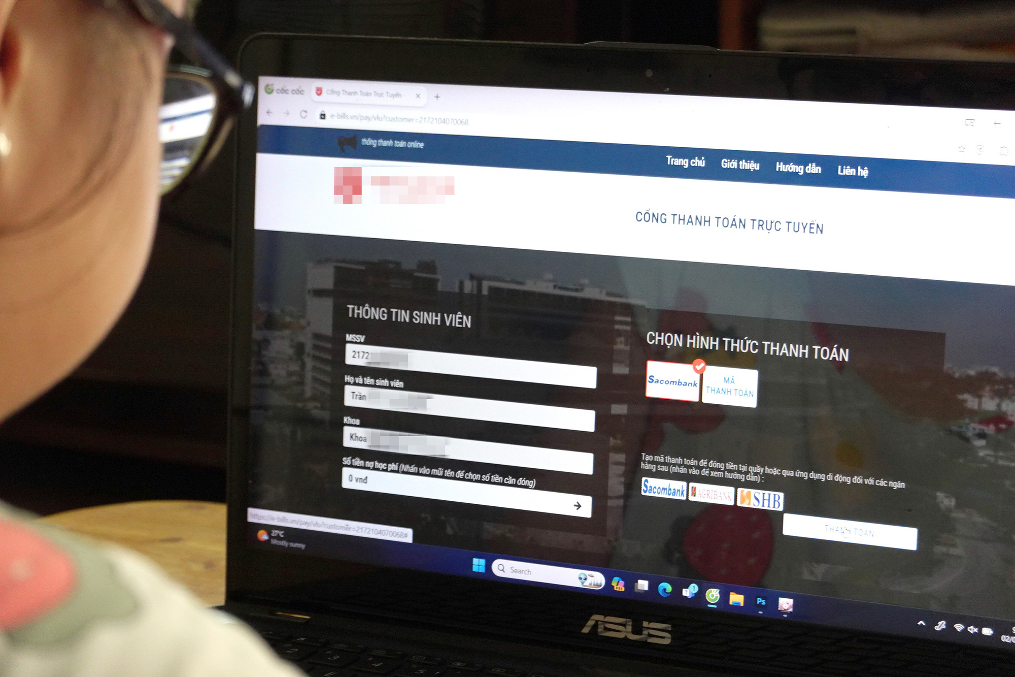 Trường thu học phí: Quay mòng mòng với app, ví điện tử- Ảnh 1. Sinh viên trường ĐH thực hiện đóng học phí trực tuyến năm học 2023-2024 - Ảnh: NHƯ HÙNG