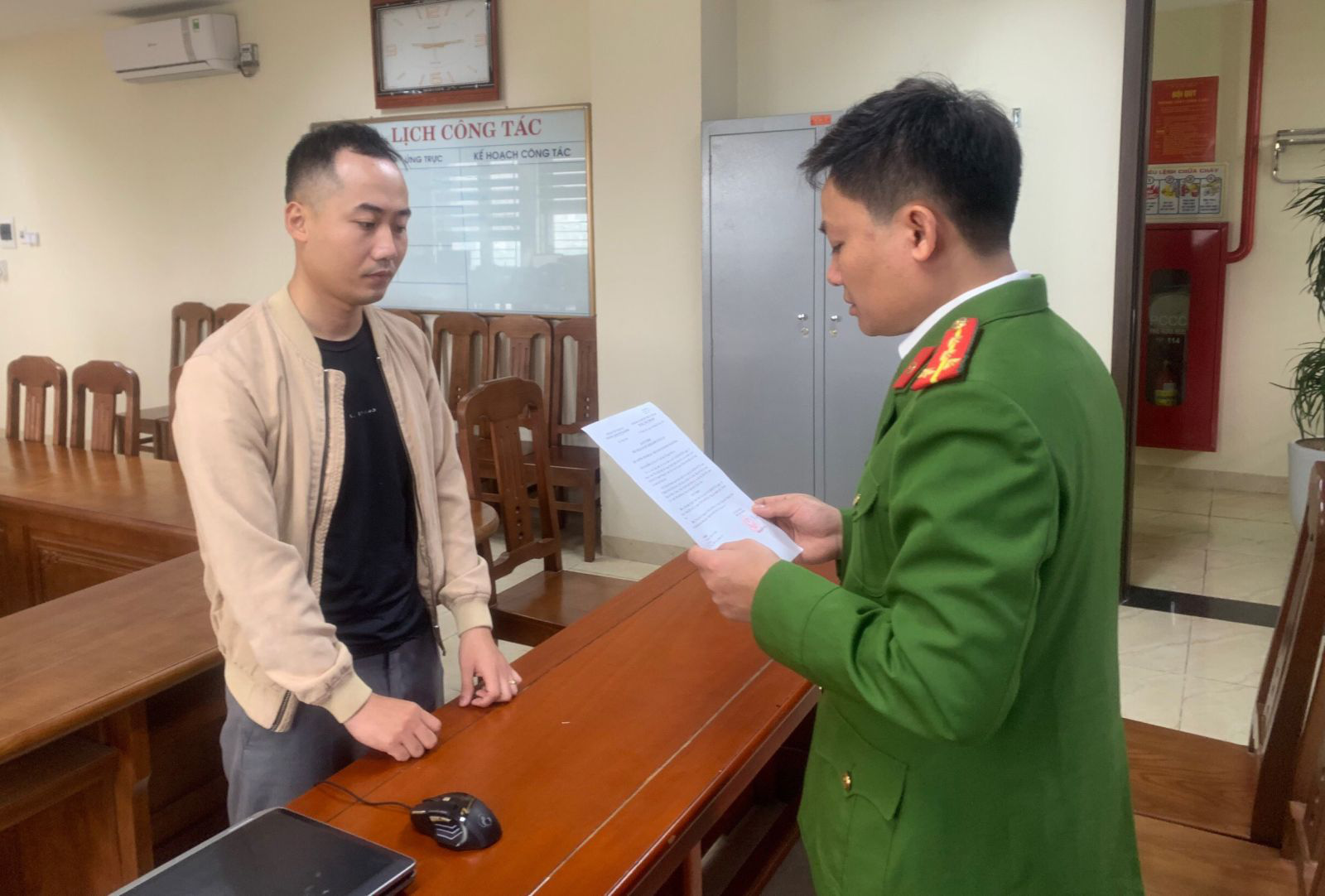 Công an TP Thanh Hóa đọc quyết định khởi tố bị can đối với Lê Văn Thọ - Ảnh: Công an tỉnh Thanh Hóa cung cấp