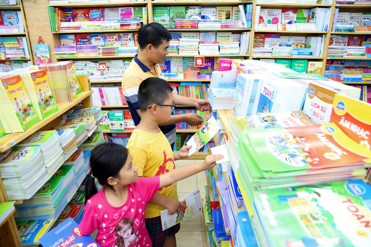 Trường được chọn sách giáo khoa: Nghe hay nhưng không dễ làm ở chỗ nào?- Ảnh 3. Ai có quyền chọn sách giáo khoa cũng đừng để học sinh nhận hậu quả