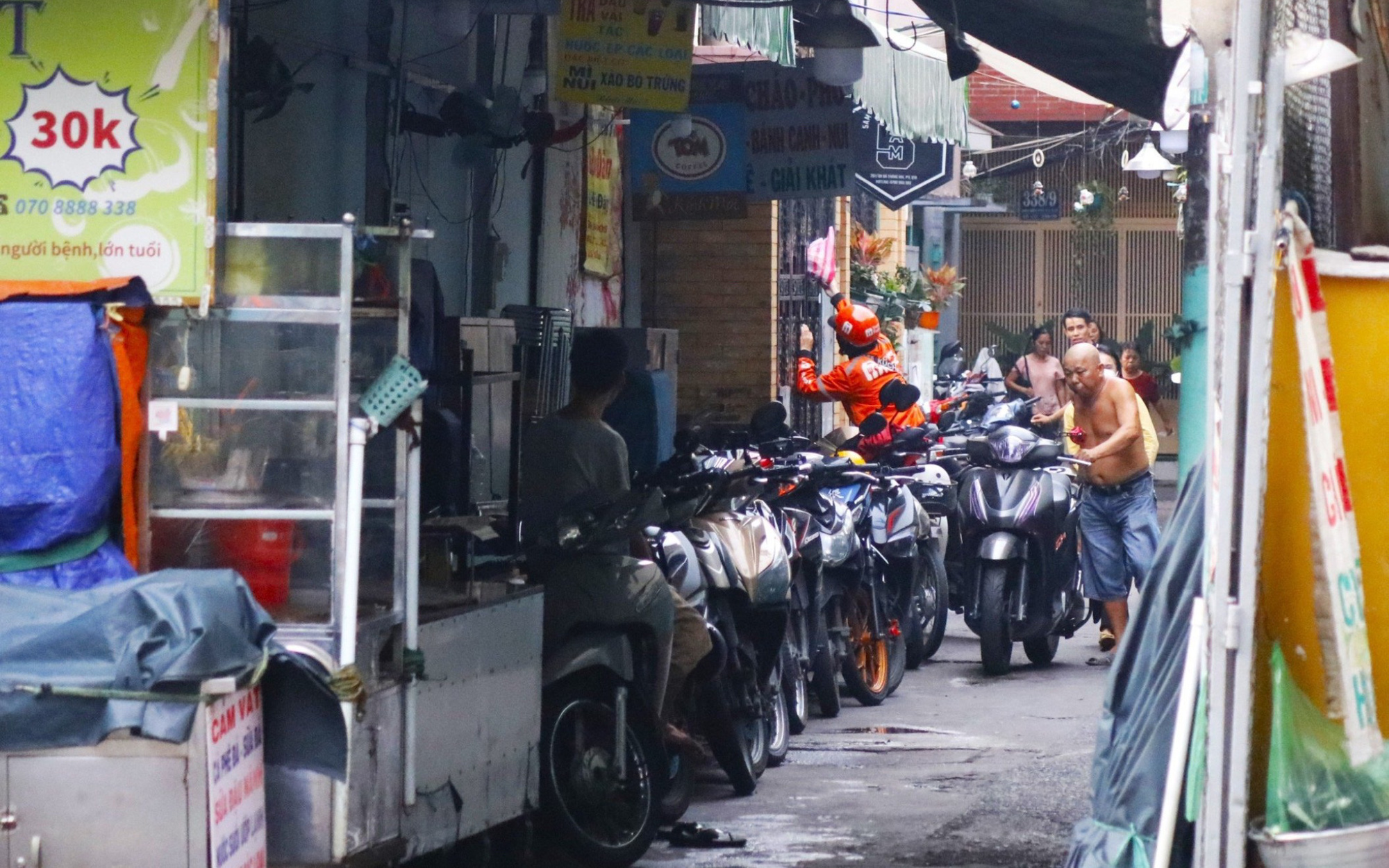 Cận cảnh những bãi giữ xe ‘chặt chém’ dịp cuối năm- Ảnh 7. Cần chặn ngay các bãi giữ xe "chặt chém" dịp cuối năm