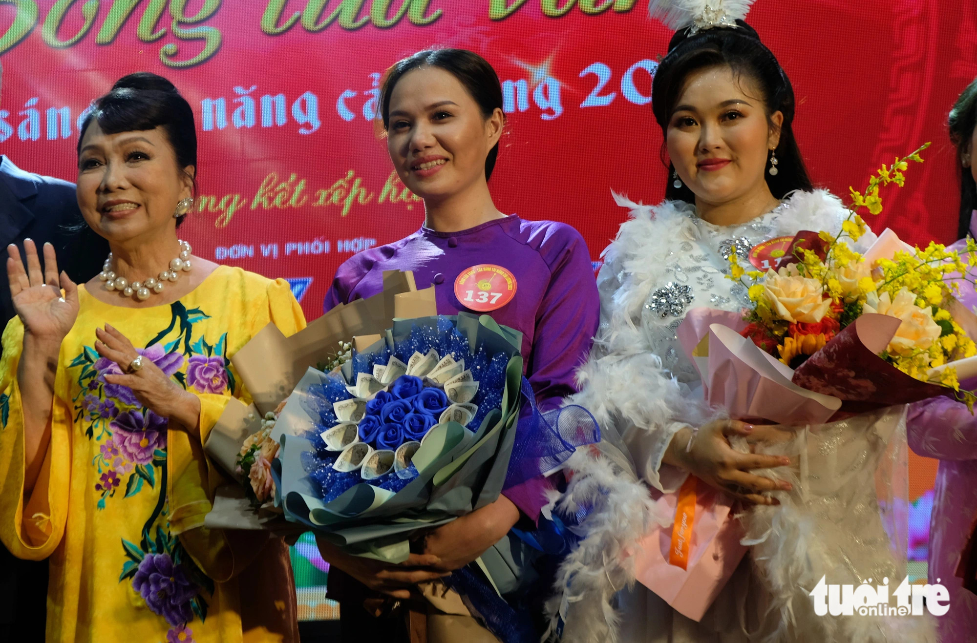 Từ trái qua, nghệ sĩ Bạch Tuyết và hai thí sinh được đề xuất trao giải nhất đồng hạng là Quỳnh Như và Mỹ Nhung - Ảnh: LINH ĐOAN