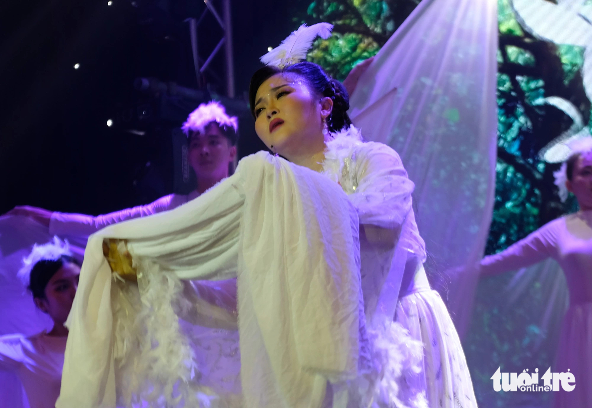 Thí sinh Mỹ Nhung dự thi trích đoạn Cánh hạc chiều đông - Ảnh: LINH ĐOAN