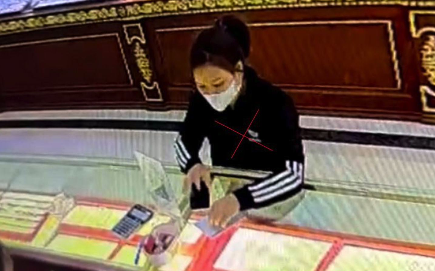 Bắt người phụ nữ lừa tráo vàng giả lấy vàng thật tại tiệm vàng - Ảnh 3.