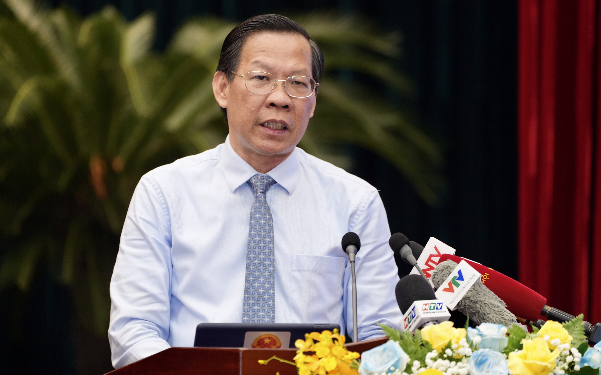 Ứng phó kịp thời thách thức- Ảnh 2. Chủ tịch Phan Văn Mãi phân tích hạn chế trong tăng trưởng TP.HCM năm 2023