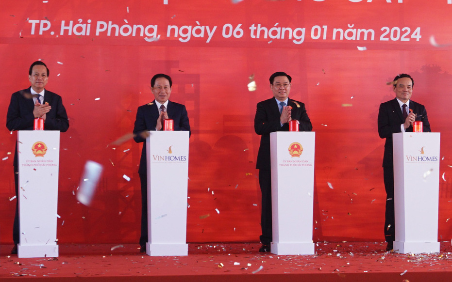 Chủ tịch Quốc hội: Doanh nghiệp, người lao động là trung tâm của mọi quyết sách- Ảnh 5. Chủ tịch Quốc hội nhấn nút khởi công nhà ở xã hội tại Hải Phòng