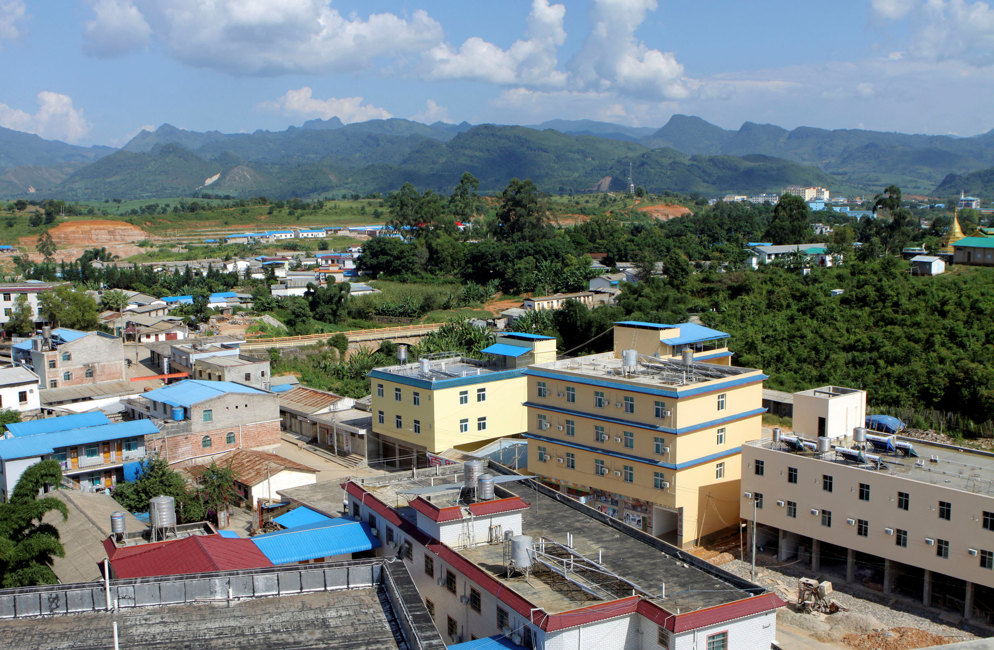 Toàn cảnh thị trấn Laukkai (Myanmar) - nơi vừa bị quân nổi dậy chiếm quyền kiểm soát - Ảnh: REUTERS